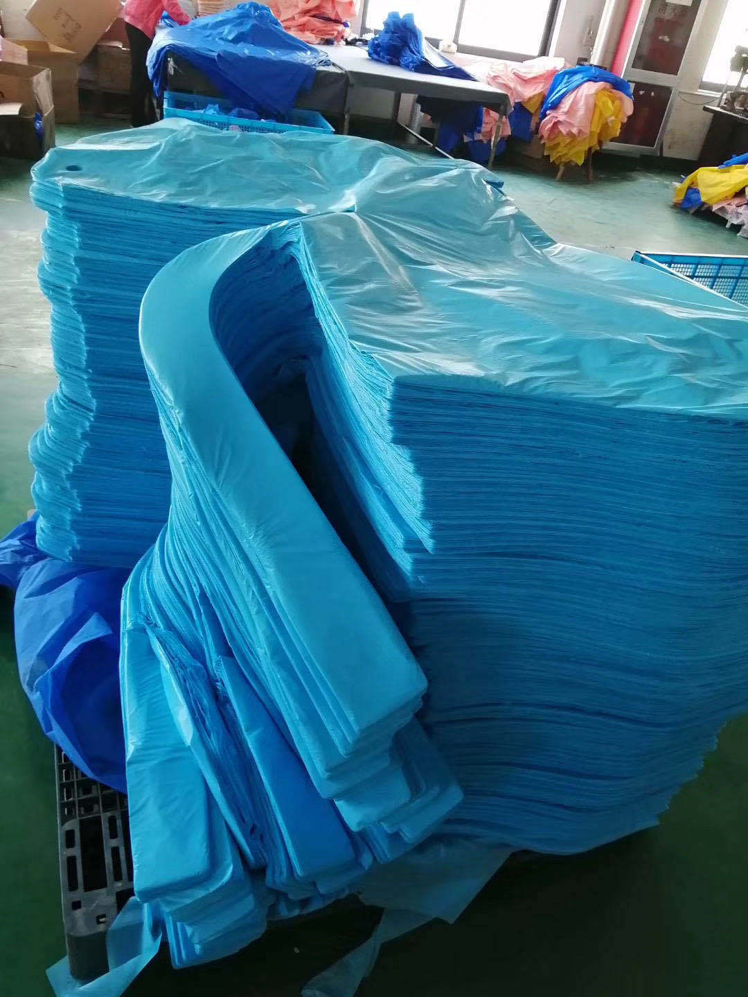 一次性CPE隔离防护衣防水防尘蓝色工作服防静电隔离衣服厂家现货