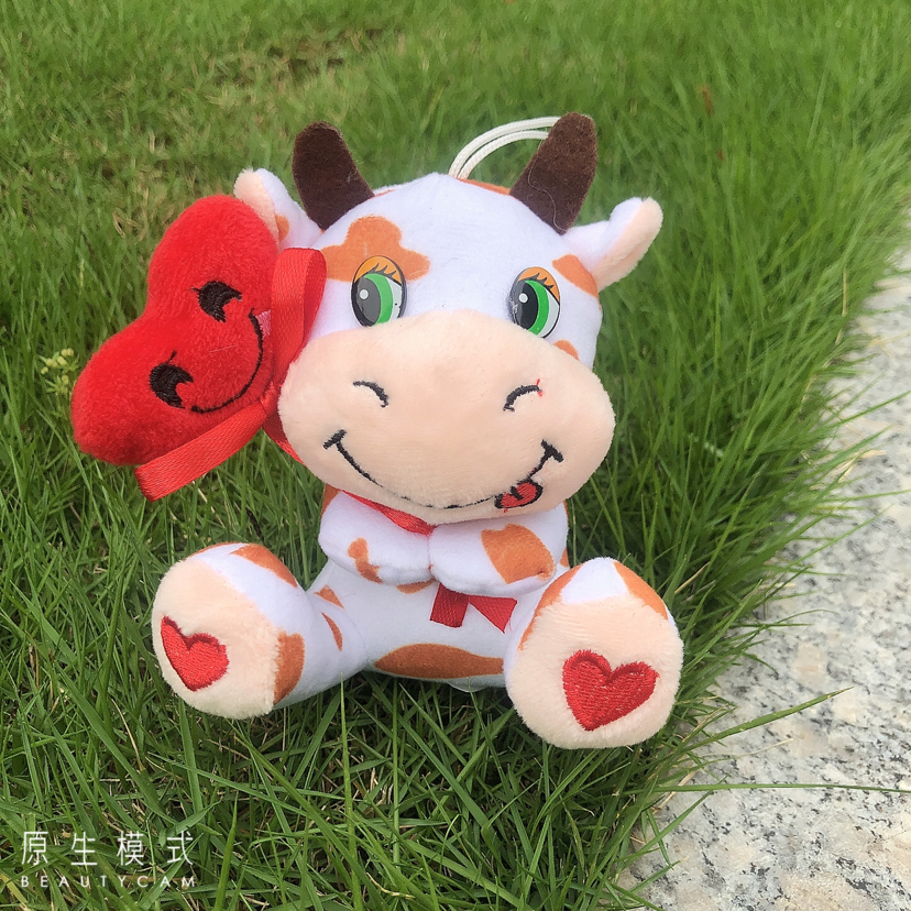 Plush toy figurines, plush cartoon little cow pendants, decorative items, creative little cow heart pendants, car pendants