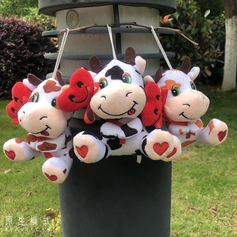 Plush toy figurines, plush cartoon little cow pendants, decorative items, creative little cow heart pendants, car pendants Application Scenario