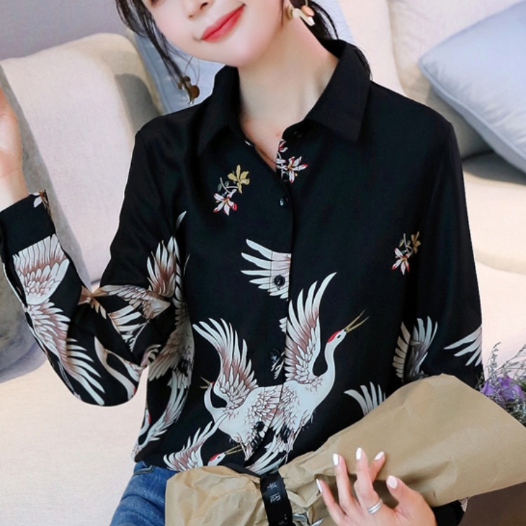 Real photos of the 2020 long-sleeved shirt for women, with a unique design sense. The new spring collection of women's clothing in 2020 features ingenious, fashionable and stylish prints