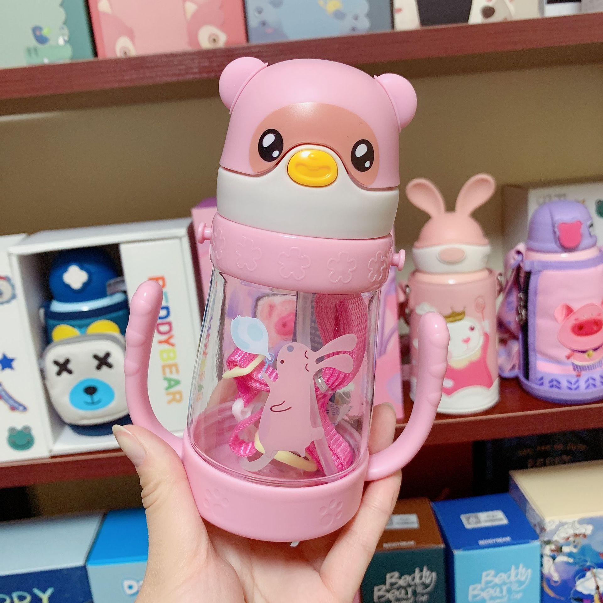 The new Bear children's straw cup with shoulder strap and handle is a dual-purpose baby drinking cup details Picture