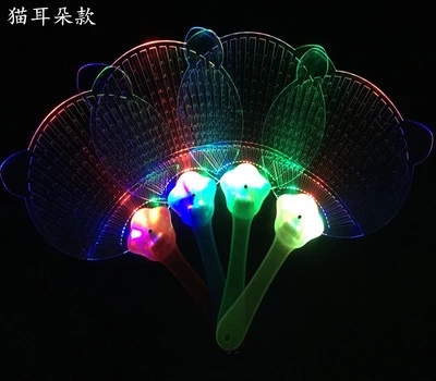 The new best-selling products, such as the seven-color luminous fan, LED flashing fan, performance ball props, and luminous toys, are selling well at the street stall full figure