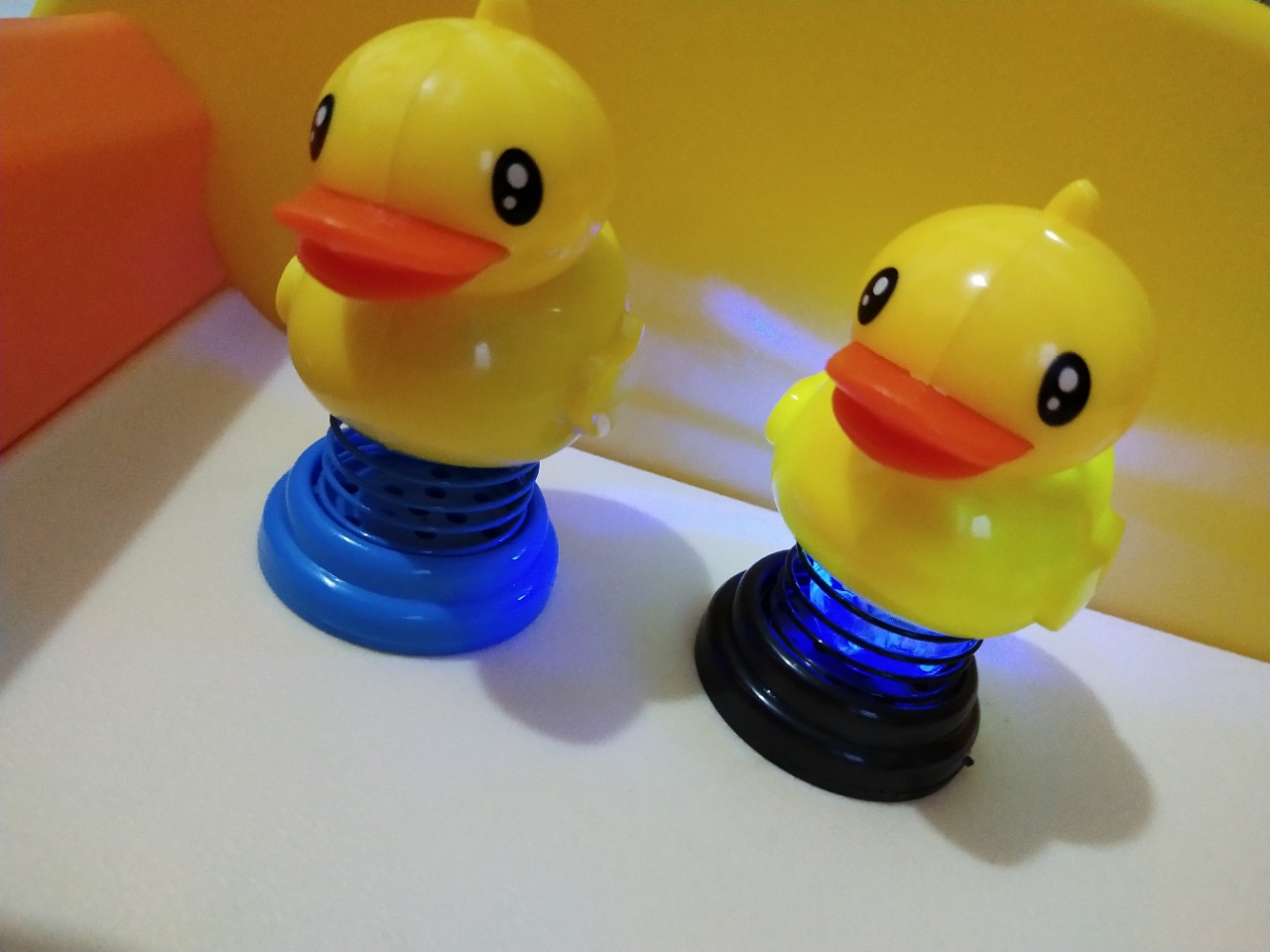 New cartoon figurines of men and women shaking their heads, little yellow ducks, car decoration, creative cartoon car decoration, interior decoration details Picture