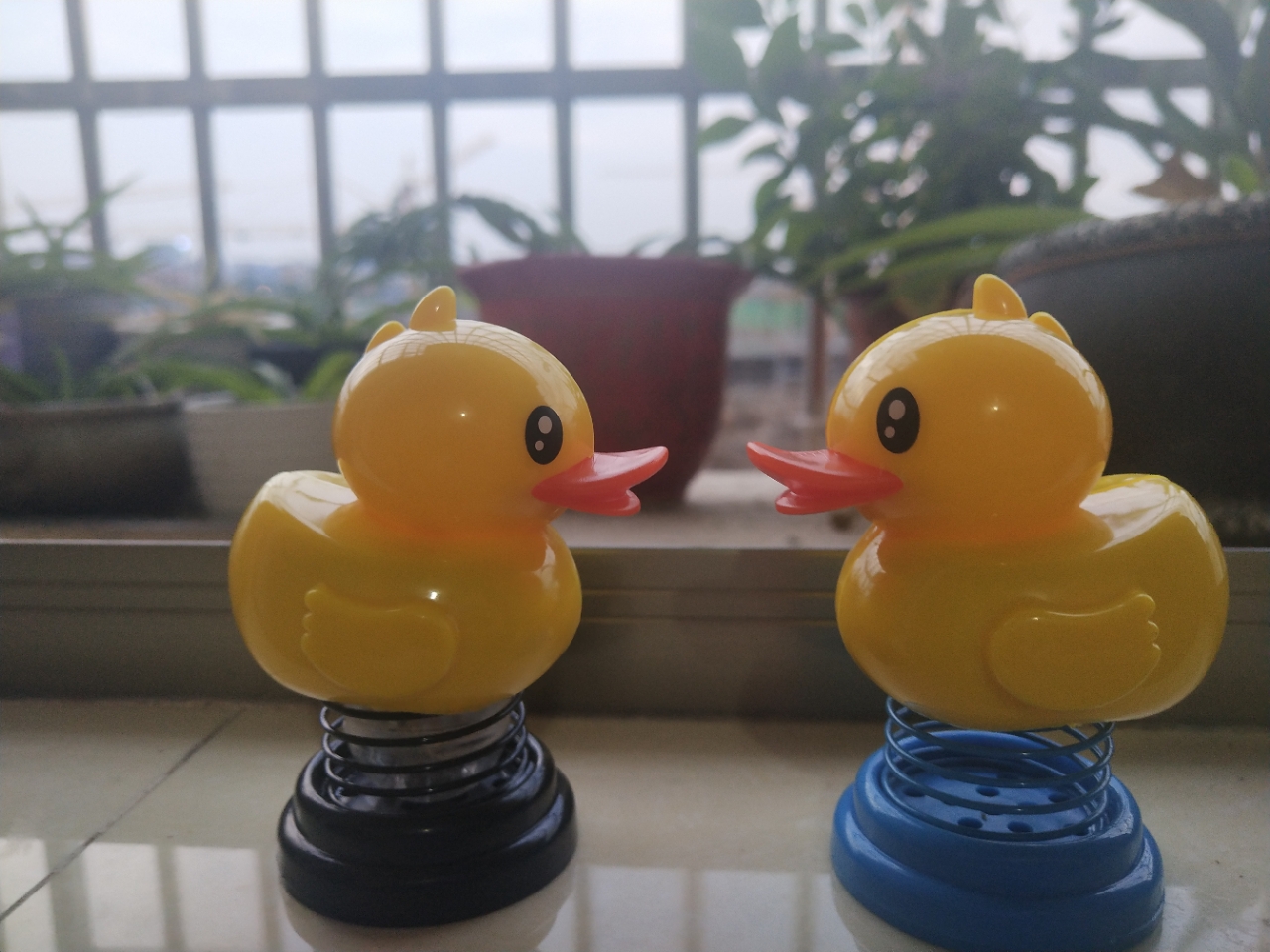 New cartoon figurines of men and women shaking their heads, little yellow ducks, car decoration, creative cartoon car decoration, interior decoration Application Scenario