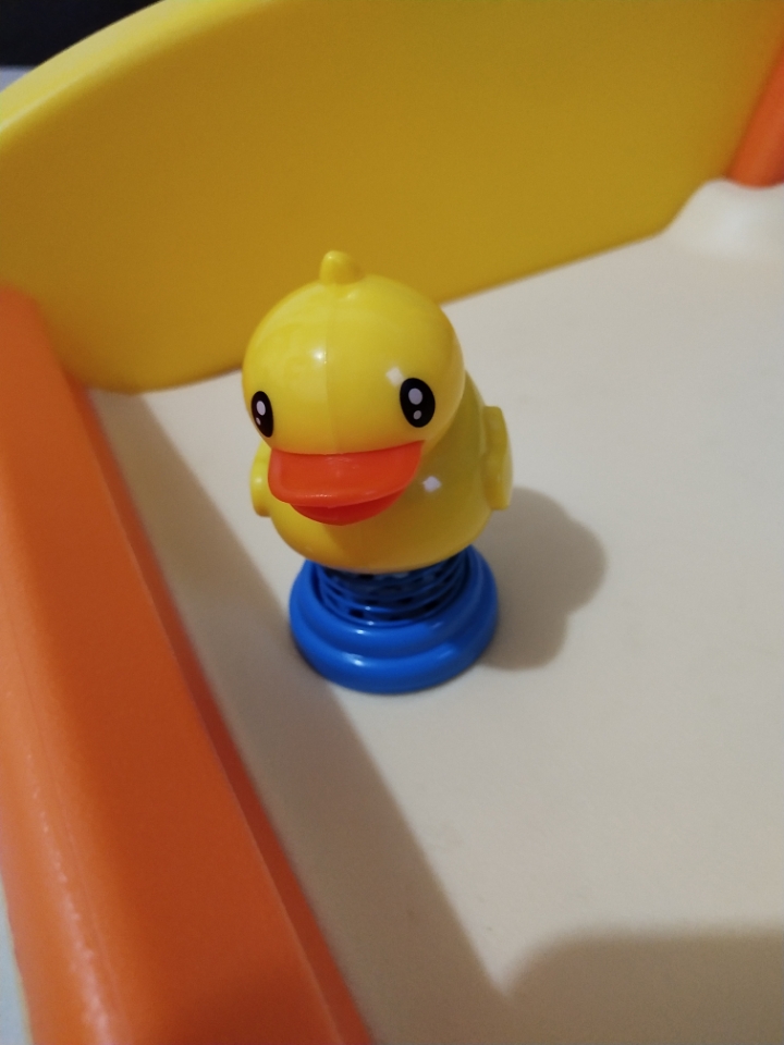 New cartoon figurines of men and women shaking their heads, little yellow ducks, car decoration, creative cartoon car decoration, interior decoration Specification drawing
