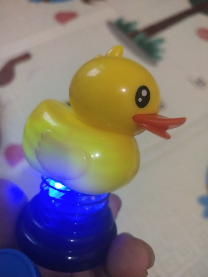 New cartoon figurines of men and women shaking their heads, little yellow ducks, car decoration, creative cartoon car decoration, interior decoration full figure