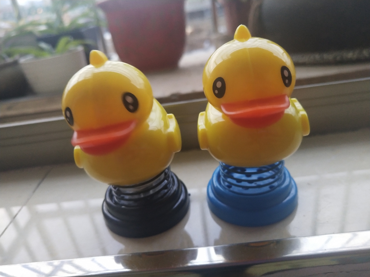 New cartoon figurines of men and women shaking their heads, little yellow ducks, car decoration, creative cartoon car decoration, interior decoration Item Picture