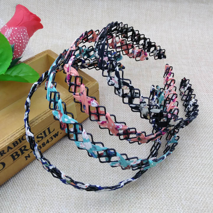 Wholesale of A1012 square wavy steel wire head buckles, hair accessories, hair bands and hair combs in Yiwu 2-yuan store Application Scenario