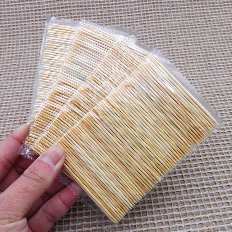D1343 Fine bamboo toothpicks, post-meal toothpicking tools, bamboo toothpick floss, wholesale in Yiwu 2-yuan two-yuan store Application Scenario
