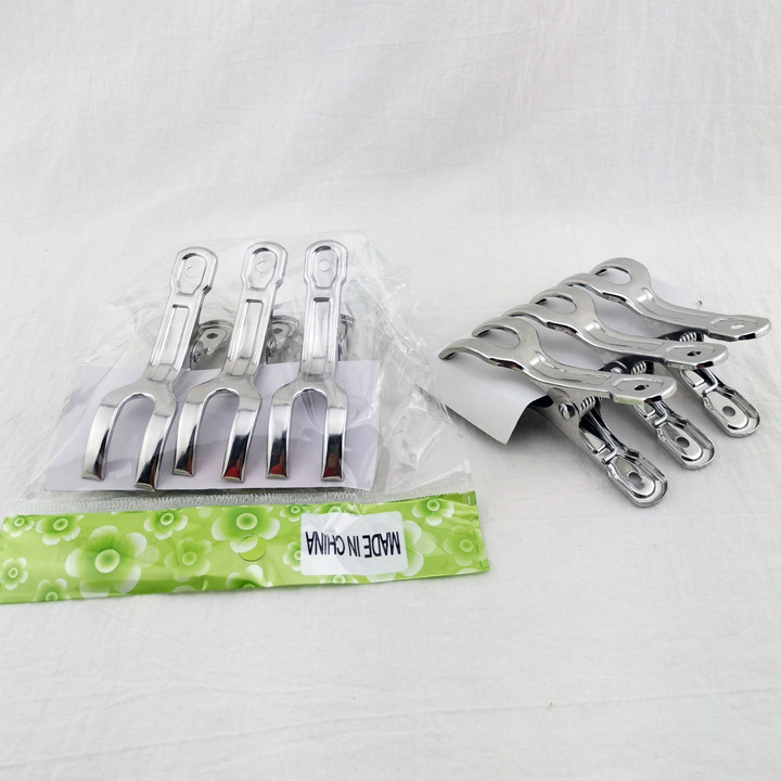 L2442 8.5cm Three-piece small opening clip, multi-functional clothes drying clip, socks drying clip, air outlet clip, 2 yuan store Application Scenario
