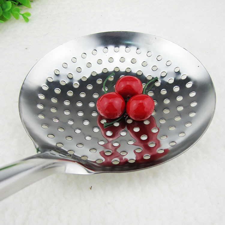 L1323 thickened stainless steel large strainer, soup spoon and tableware, Yiwu 10-yuan store, 9.9 yuan department store Application Scenario