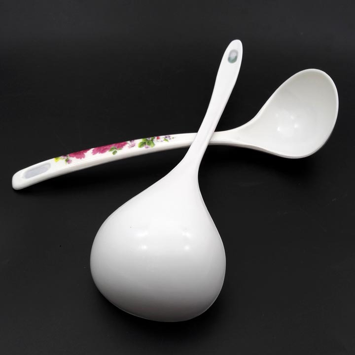 D2433 Melamine long-handled soup spoons, porridge spoons, kitchenware, daily necessities, two-yuan stores, street stalls, night markets, hot-selling wholesale supply Application Scenario