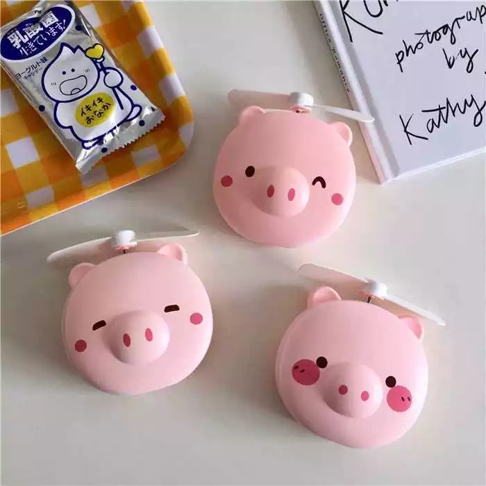 New factory direct sales piggy LED light beauty mirror pocket fan ~ Rechargeable mini makeup mirror mini fan is amazing Application Scenario