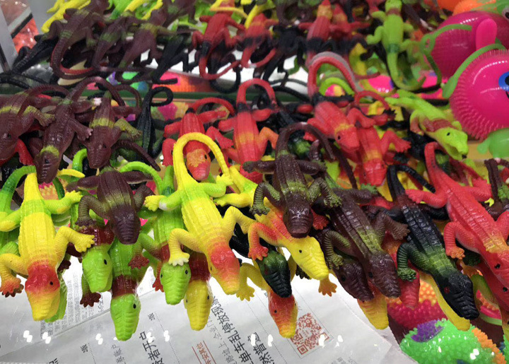 F1144 Crawling soft rubber animal mixed rubber fake snake pendant, street stall toy, scare toy, toy wholesale Application Scenario