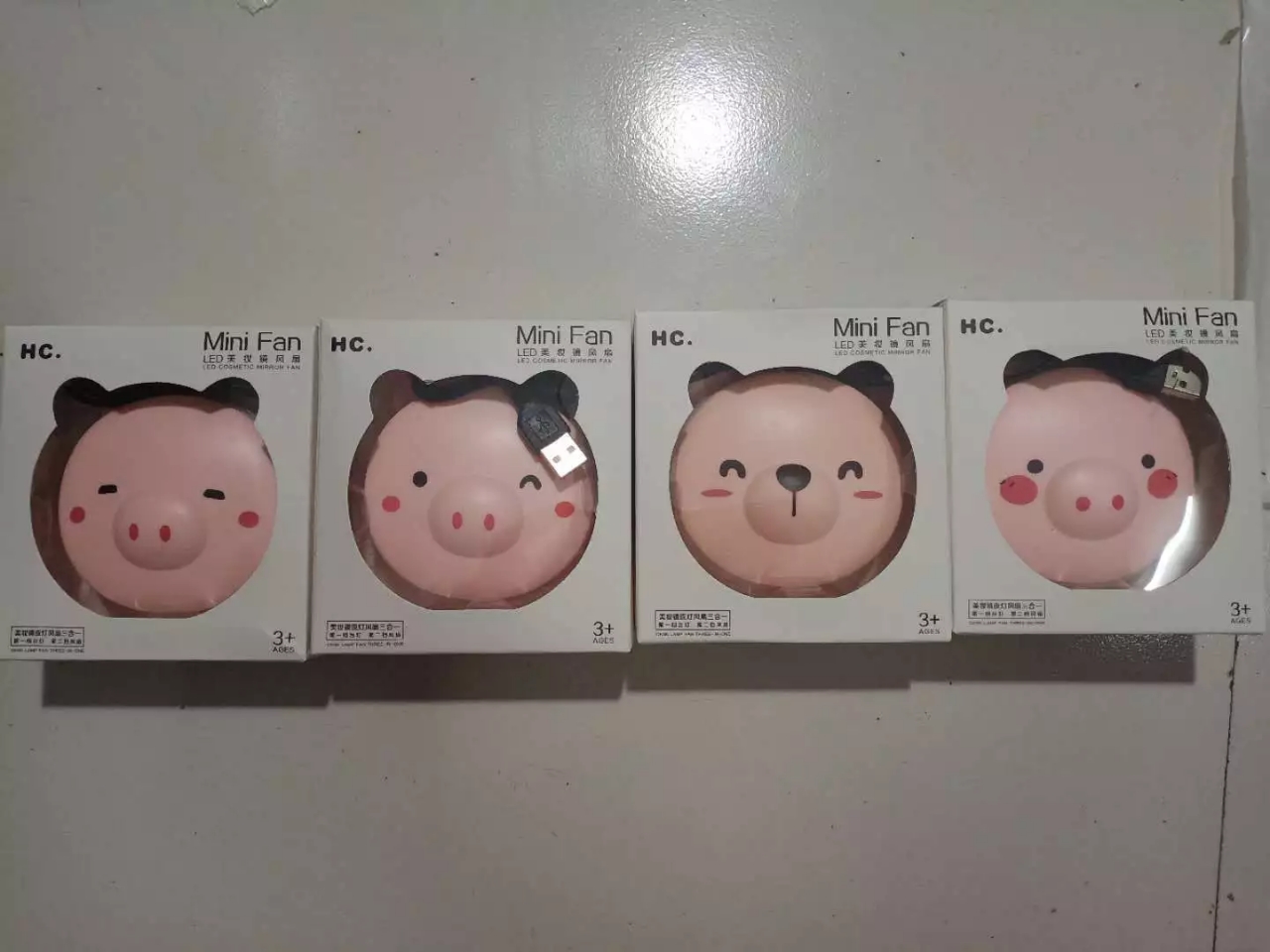 New factory direct sales piggy LED light beauty mirror pocket fan ~ Rechargeable mini makeup mirror mini fan is amazing Item Picture