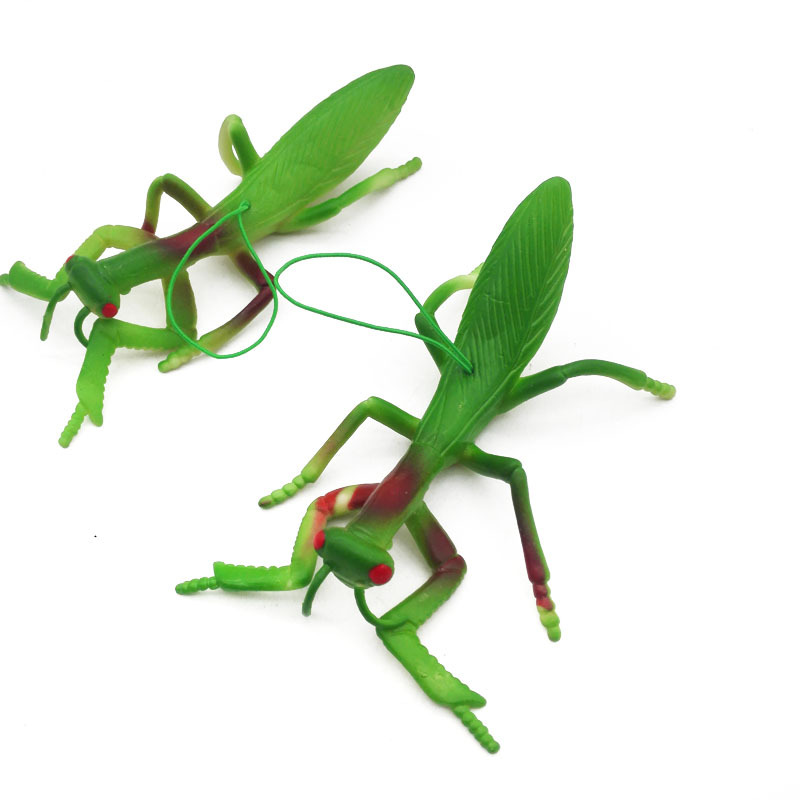 B1544 Simulation mantis rubber mantis pendants, street stall toys, scare toys, toy wholesale Application Scenario