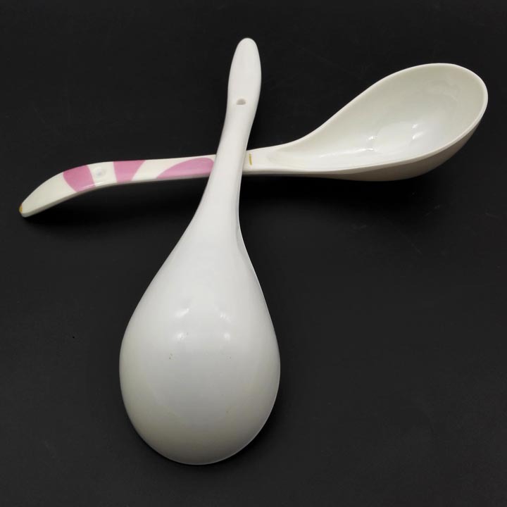 D2431 BD12 soup spoons, plastic spoons, tableware, soup spoons, daily necessities, two-yuan store wholesale and distribution Application Scenario