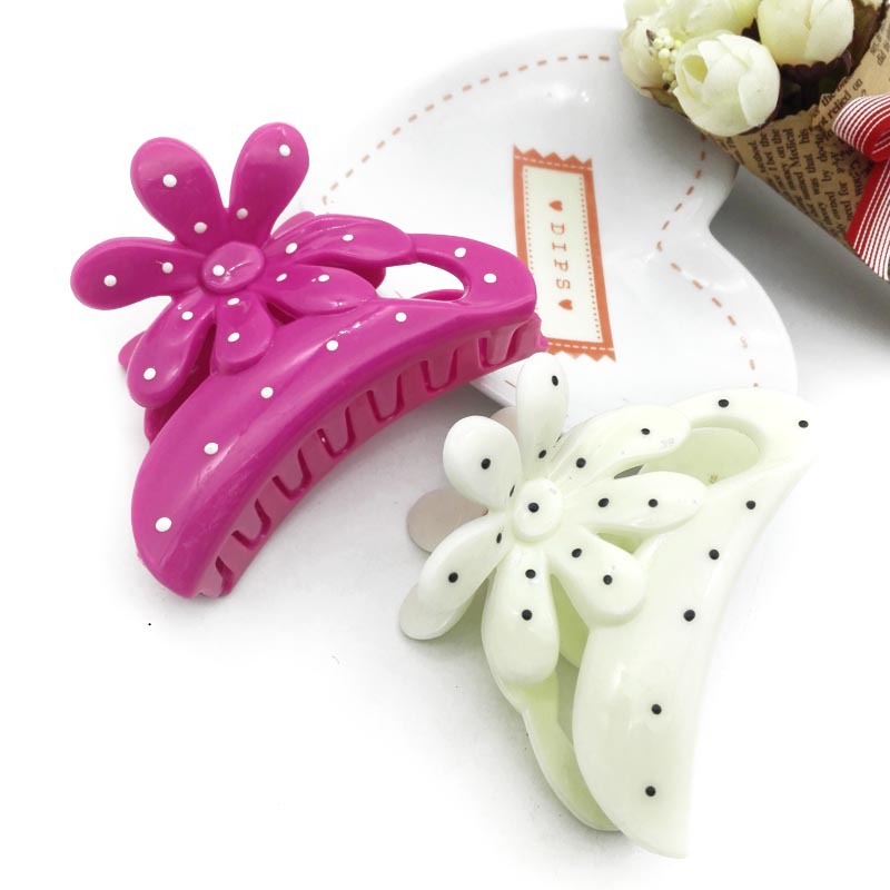 A2124 Chrysanthemum Mountain Peak semi-shallow hair clips, hair clips wholesale, accessories wholesale, 2-yuan wholesale, street stall supply Application Scenario