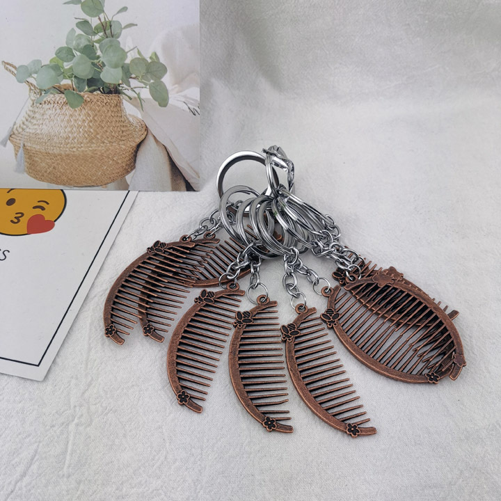 A1242 Antique small copper comb keychain, key chain, retro bag pendant, Yiwu 2 yuan Application Scenario