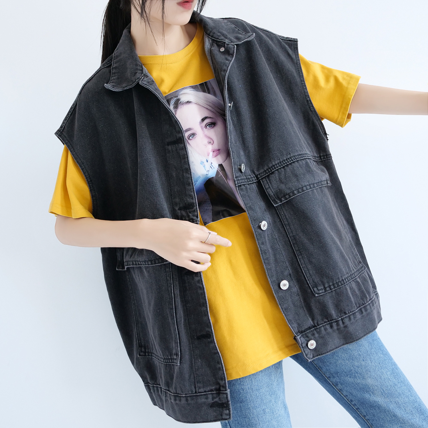 The Spring and Autumn trendy denim vest for women is a loose European-style outerwear that goes well with all kinds of outfits. The Korean-style sleeveless vest work jacket is trendy on Instagram Application Scenario