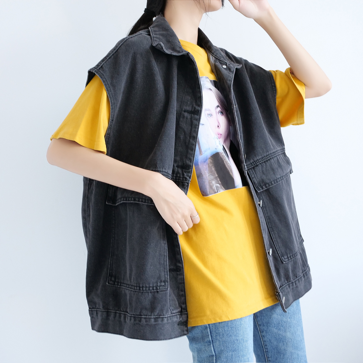 The Spring and Autumn trendy denim vest for women is a loose European-style outerwear that goes well with all kinds of outfits. The Korean-style sleeveless vest work jacket is trendy on Instagram Item Picture