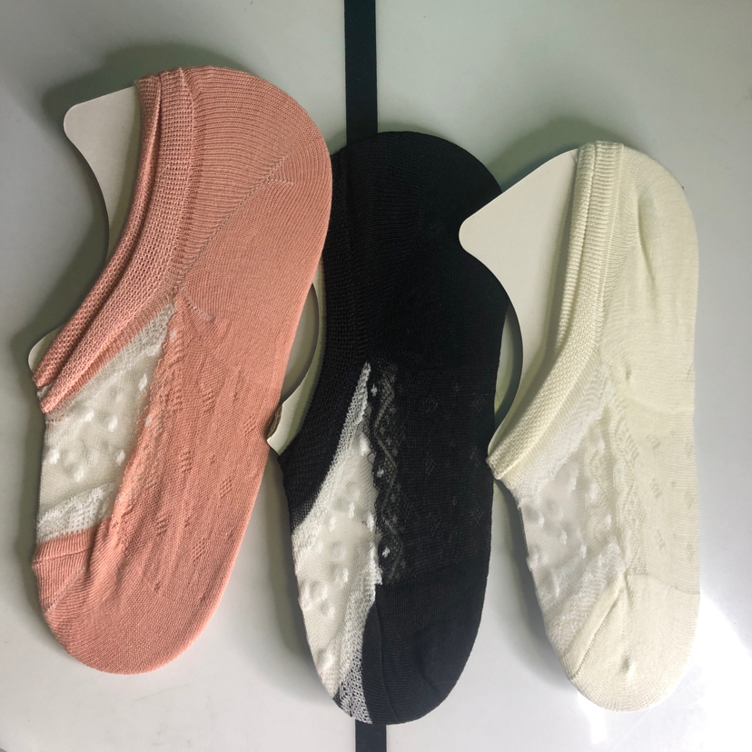 The best-selling glass fiber invisible silicone women's boat socks at the street stall are black, white and pink short socks