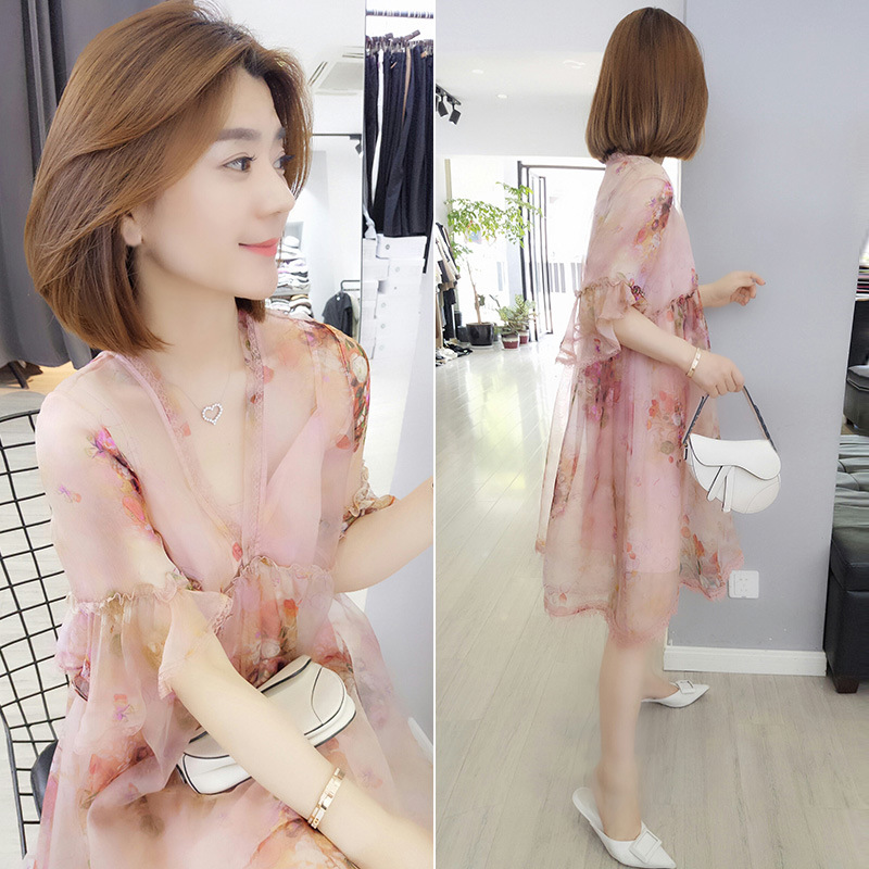 The 2020 new summer women's dress for the European station is a trendy and slimming chiffon floral print dress. It's a very ethereal vacation dress