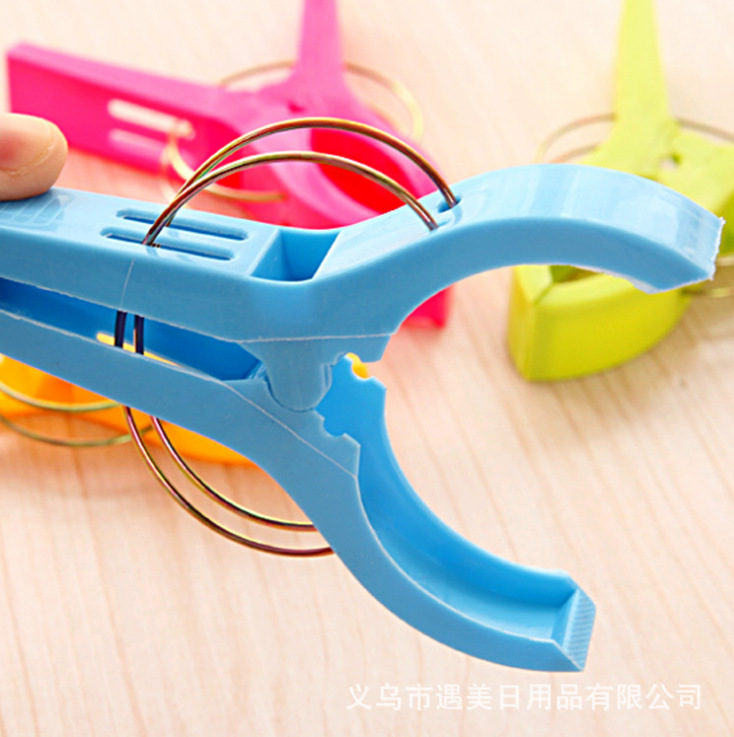 Modern, simple and universal daily necessities such as clothes clips, pants clips and storage clips, first-hand supply, hot-selling street stall supply Application Scenario