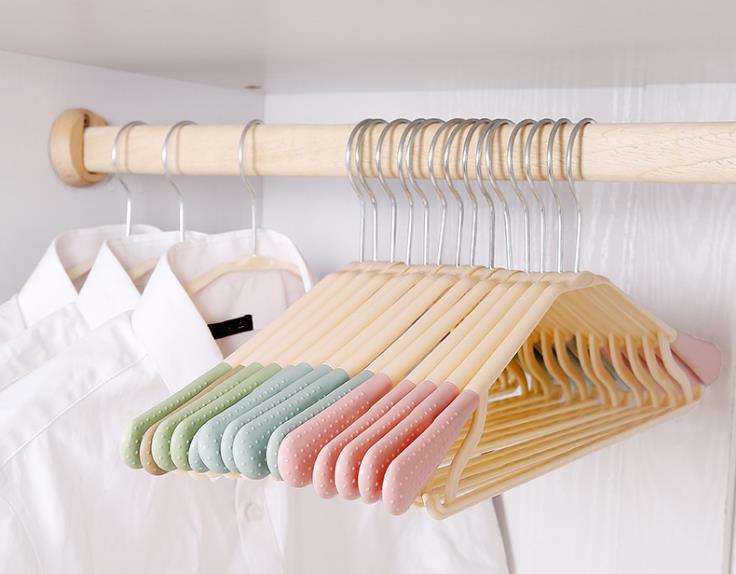 Wholesale of Nordic-style plastic daily necessities pink hangers from the manufacturer