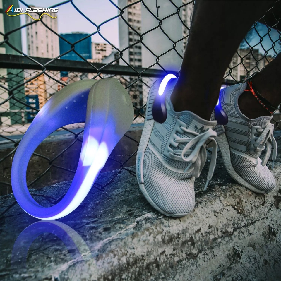 The new group-buying outdoor sports night running led safety warning light is a bestseller at the street stall, featuring a running light and illuminated shoe clip full figure