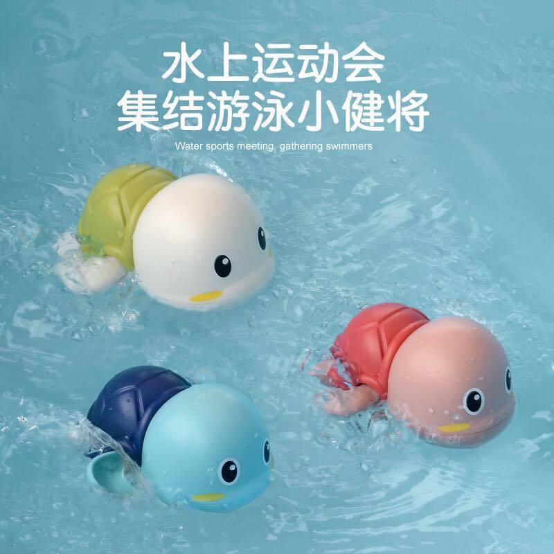 The new street stall supplies are selling well. The popular products at the street stalls, such as the swimming turtle children's bath, are in high demand for summer details Picture