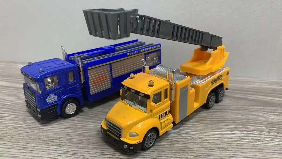 A variety of hot-selling products at street stalls, such as the Huili simulation car model, alloy engineering vehicle, military vehicle, and fire engine, are mixed in multiple colors details Picture