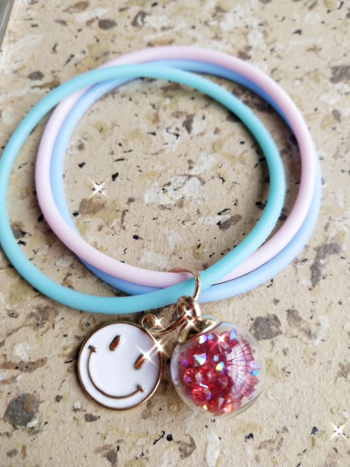 The new group-buying wechat business bestseller, the mosquito-repellent wristband, is the top choice for mosquito repellent and a summer gift. It's selling well at street stalls full figure