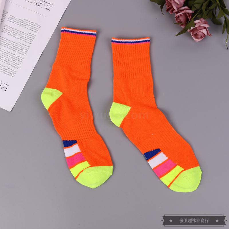 Sock street stalls offer a wide range of fashionable and trendy European and American thigh-high socks. Spring and summer thin, colorful, ins style sports socks are available in various styles and can be delivered one piece at a time Application Scenario