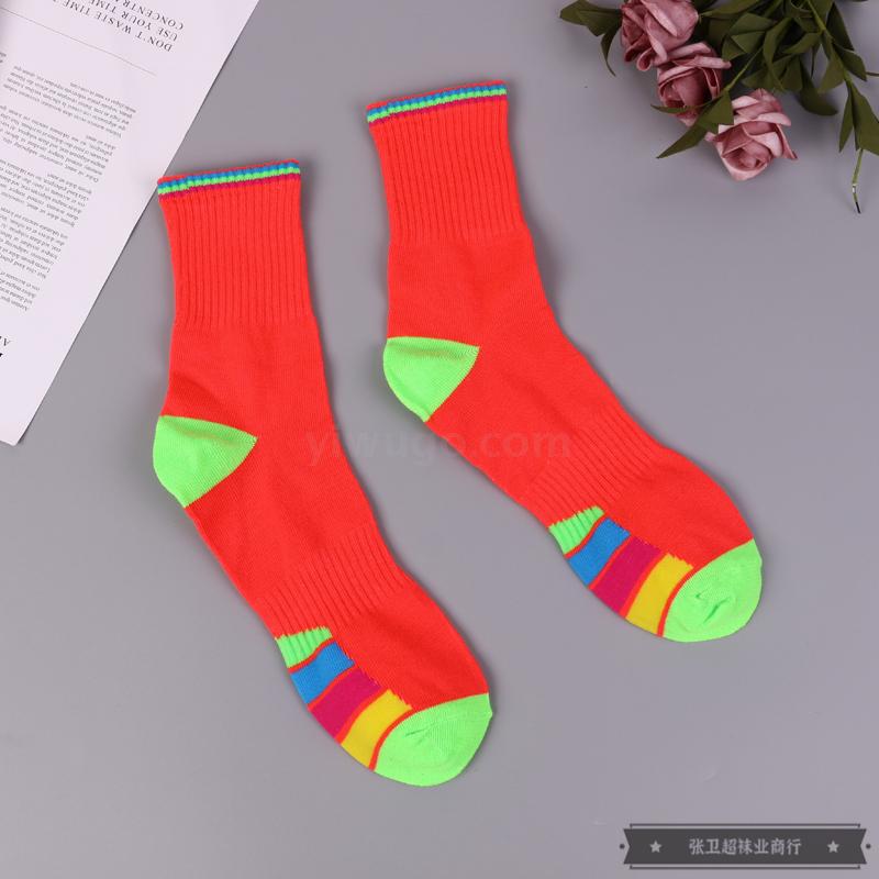 Sock street stalls offer a wide range of fashionable and trendy European and American thigh-high socks. Spring and summer thin, colorful, ins style sports socks are available in various styles and can be delivered one piece at a time