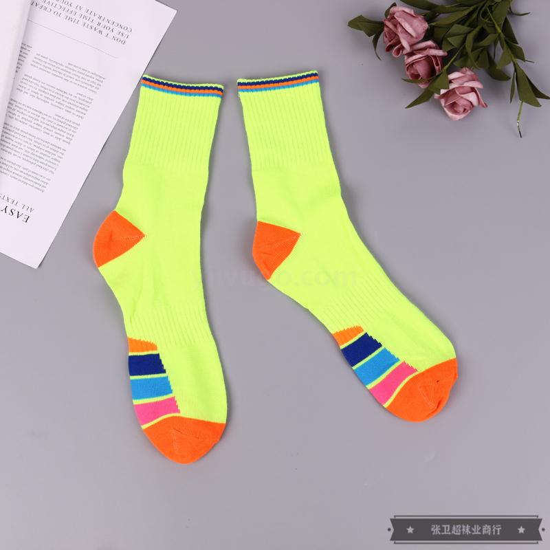 Sock street stalls offer a wide range of fashionable and trendy European and American thigh-high socks. Spring and summer thin, colorful, ins style sports socks are available in various styles and can be delivered one piece at a time Item Picture