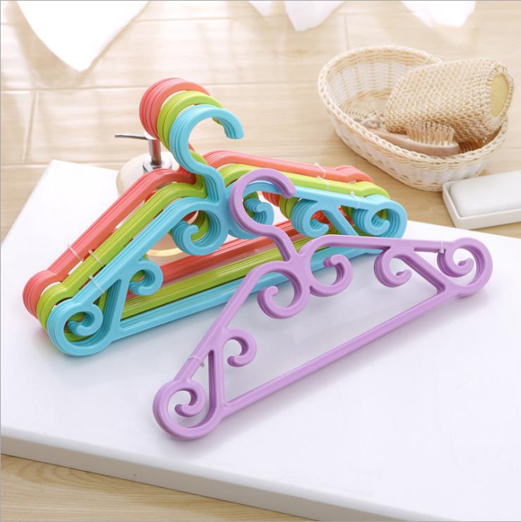 Modern and simple plastic daily necessities, purple clothes hangers, origin and supply