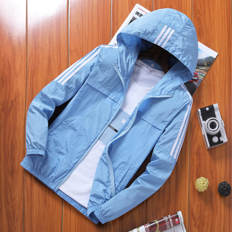 The new men's sun-protective clothing for summer 2020 is light, breathable, and suitable for young students to wear outdoors. It's a trendy top