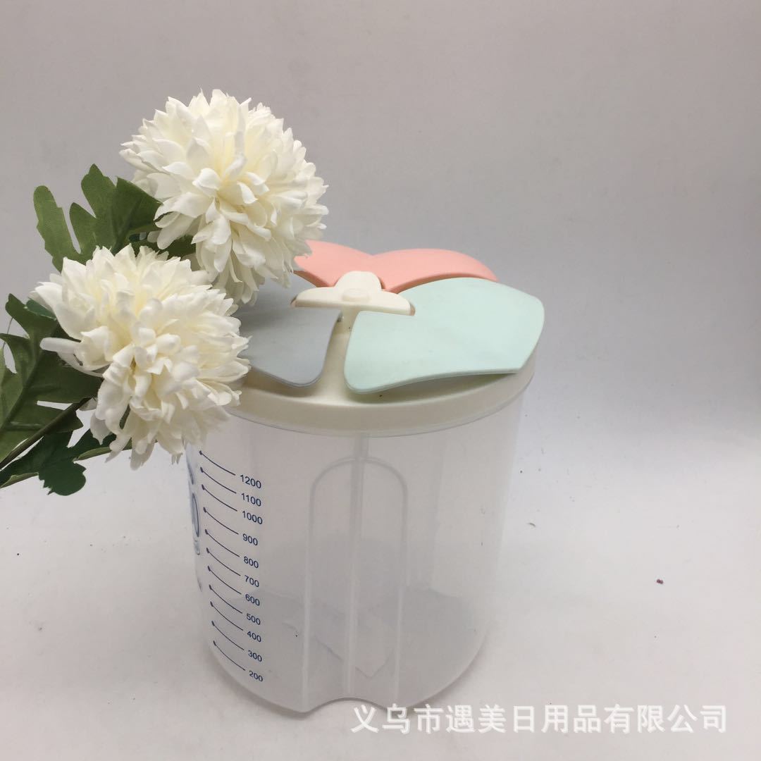 The manufacturer's multi-functional multi-grain storage tank with compartments, rotating transparent sealed tank, and kitchen dried fruit and food storage tank Application Scenario