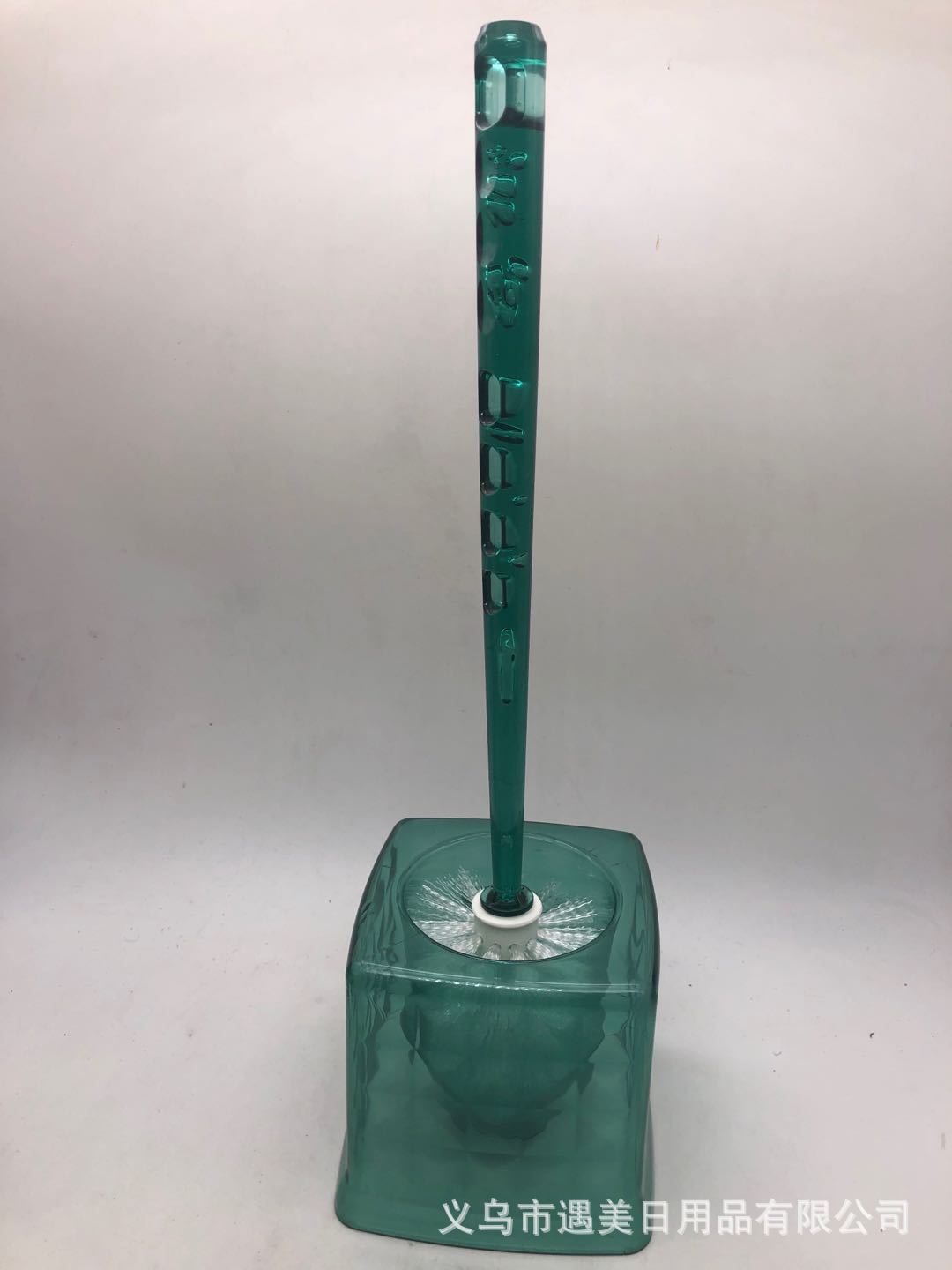 A Japanese-style creative brush toilet set that can be hung in dead corners without drilling, with soft bristles, long handles, and plastic creativity