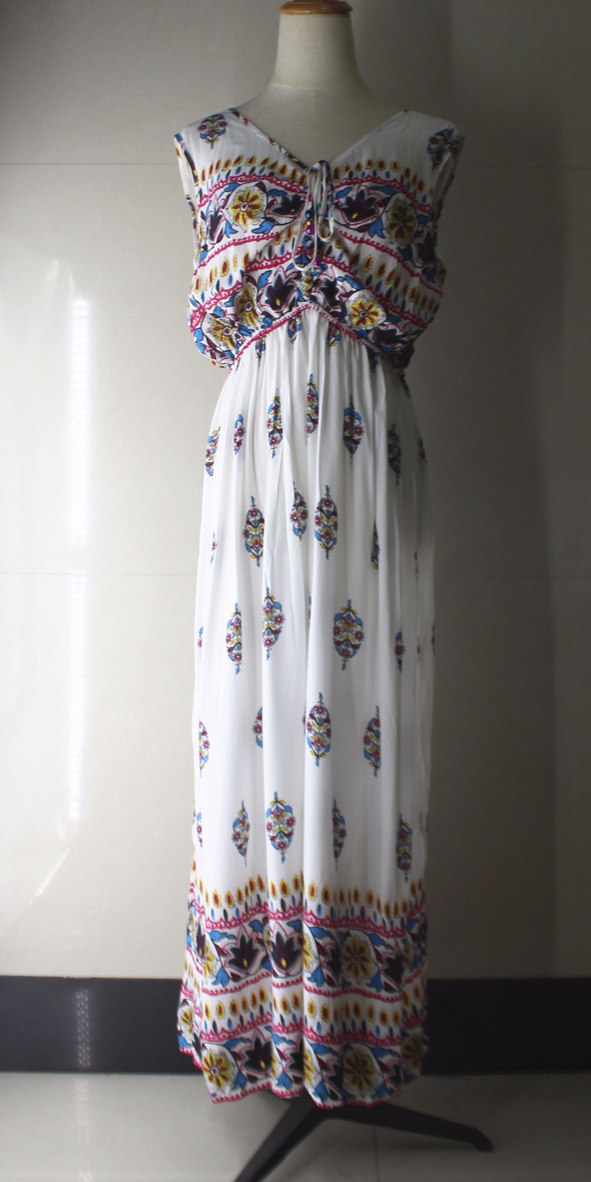 ويبلغ طوله 130 سنتيمترا من فساتين القطن والحرير Item Picture