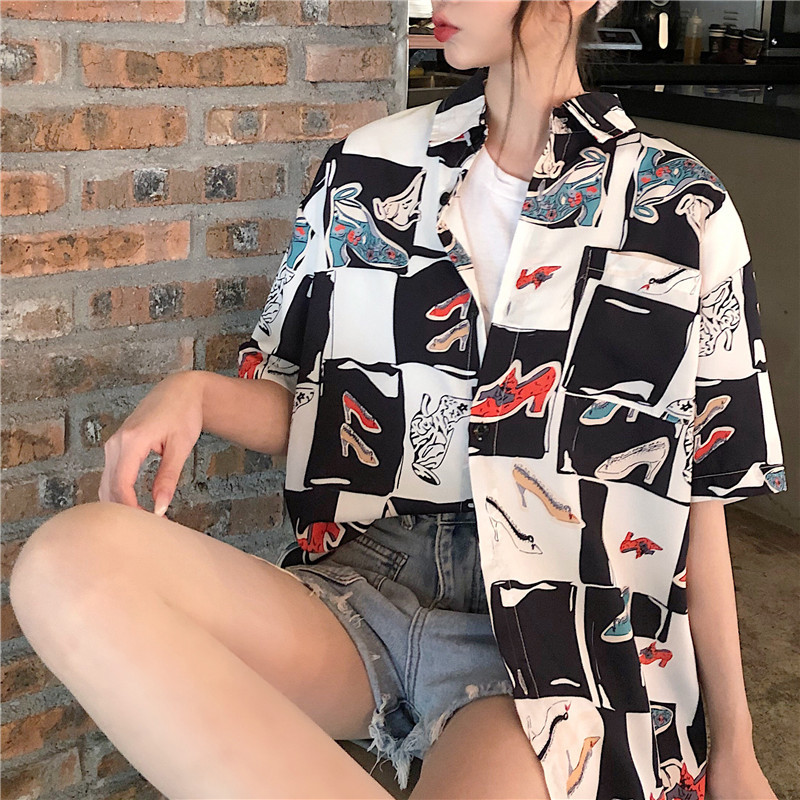 A loose and slimming cartoon printed shirt for women in summer, a Korean version of a super popular student short-sleeved floral shirt on Instagram Application Scenario