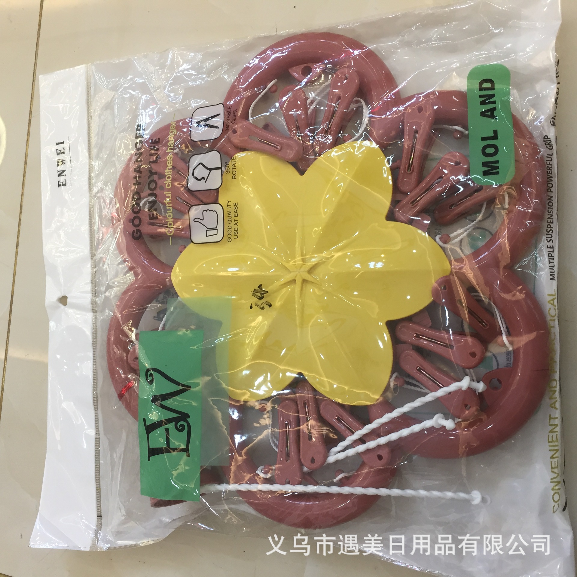 Household clothes clips are selling well at street stalls for hanging socks and clothes. They are practical and durable details Picture