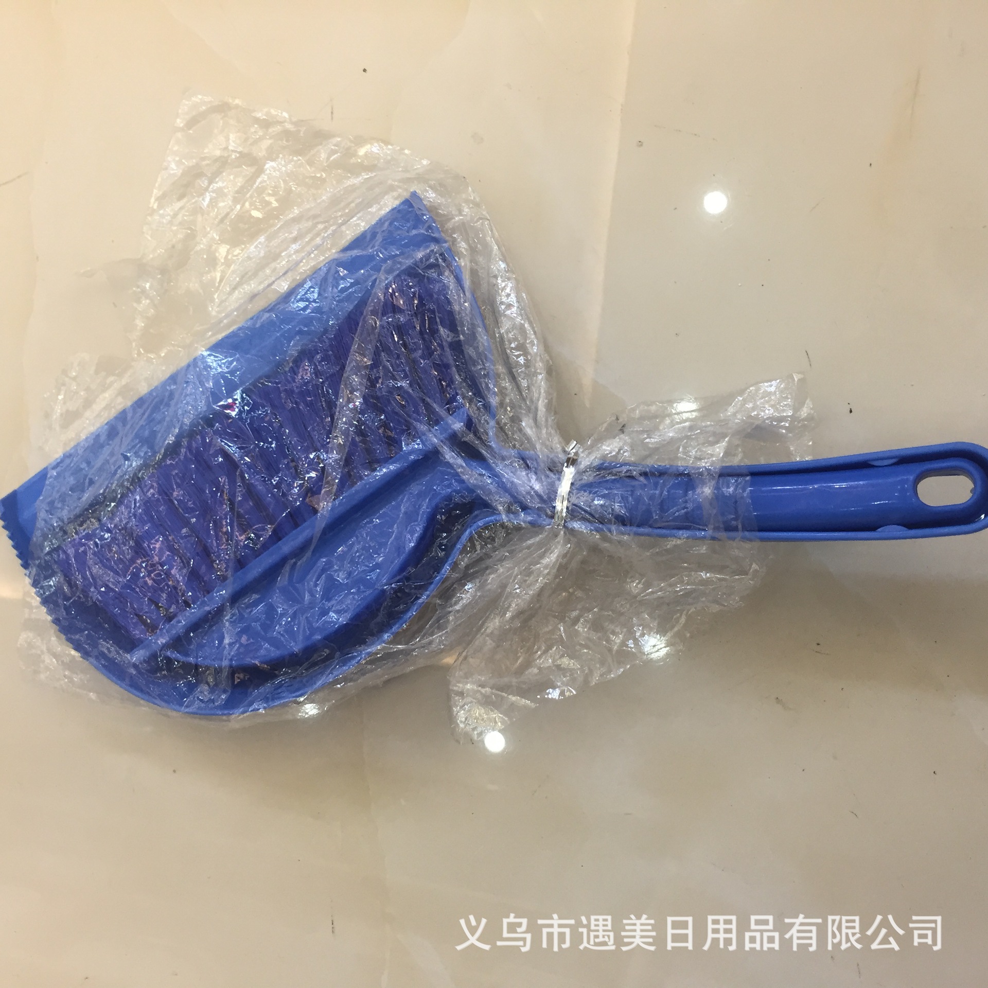 Plastic cleaning ball cup brushes in blue are sold directly by the manufacturer. The cleaning products are selling well details Picture