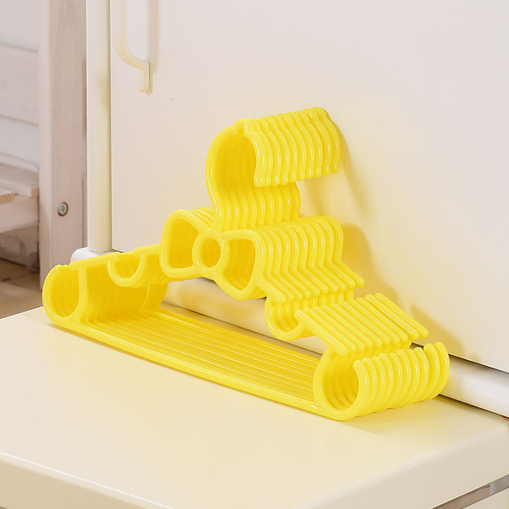 Modern and simple plastic daily necessities, green hangers, yellow hangers, pink hangers, green hangers, first-hand supply Application Scenario