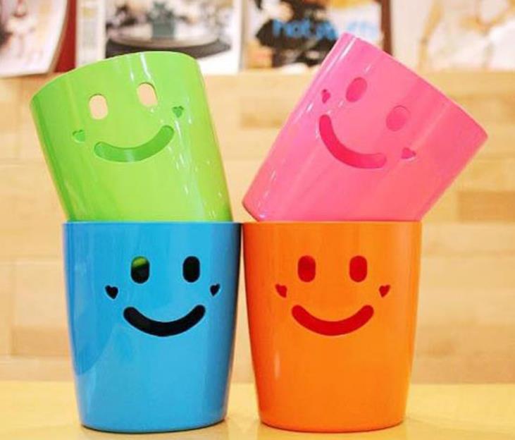 Wholesale of PP cylindrical eco-friendly blue trash cans for daily necessities