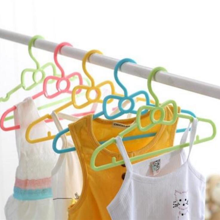 Modern and simple plastic daily necessities green clothes hangers factory direct sales
