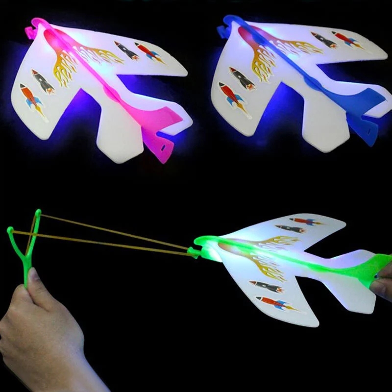 In summer, the square is selling popular DIY glowing elastic aircraft, elastic band aircraft, children's educational toys, and street toys full figure