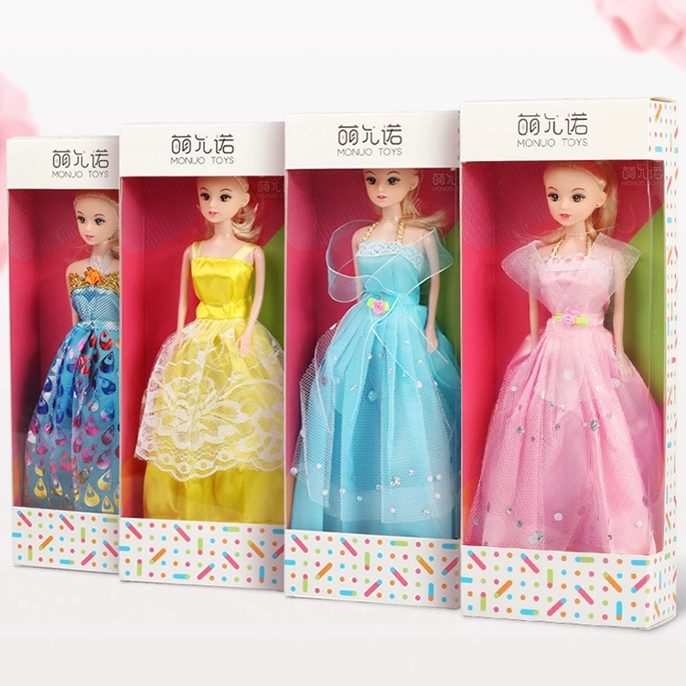 Barbie dolls, role-playing girl toys, kindergarten dance, and back-to-school graduation gifts are selling well at street stalls full figure