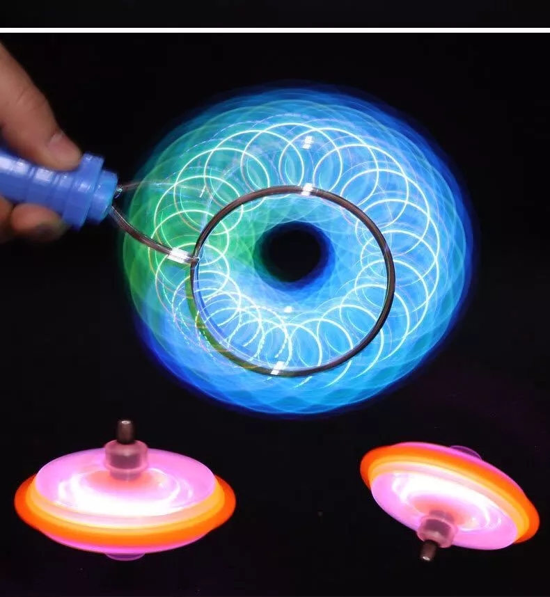 The night market stalls are selling best-selling new products such as magic gyroscopes, luminous track gyroscopes, children's toys, yo-yos and yo-yos full figure